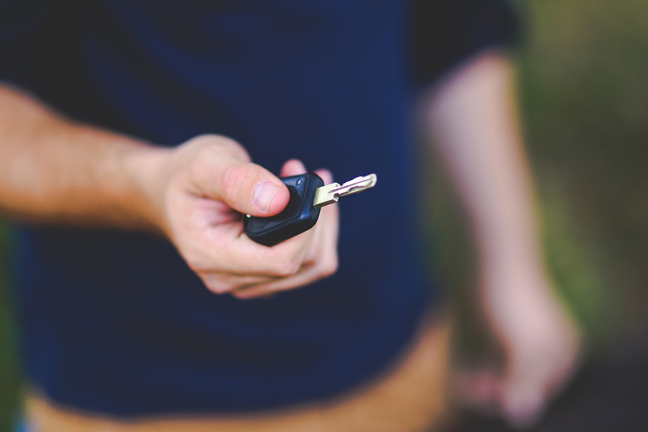 Zabezpieczenie płatności a kupno aut – co wiedzieć o kupnie z drugiej ręki?